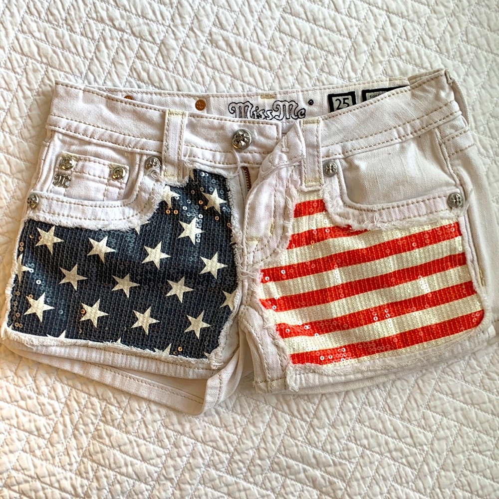 🇺🇸 Sparkly fun 4th of July Miss Me shorts - Size 25
